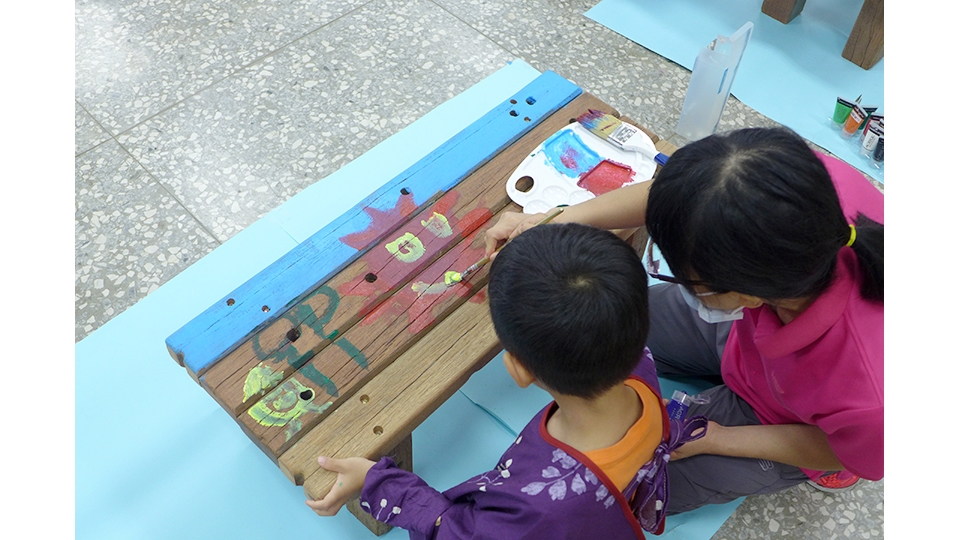 新竹區營業處每年會辦理親子同樂會，107年度的活動是在廢橫擔再製的椅凳上彩繪，透過趣味活動增進親子間的關係，同時提供環境教育的體驗。